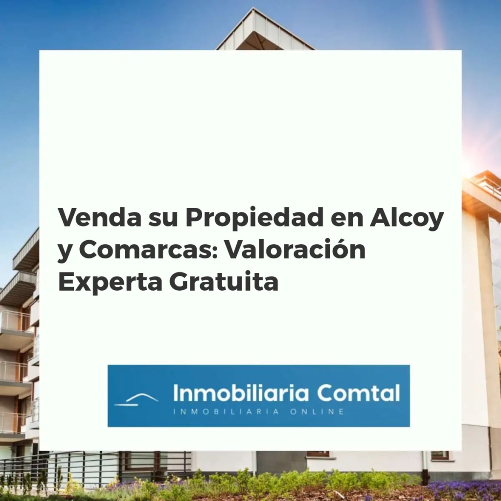 Agente inmobiliario de Inmobiliaria Comtal entregando una valoración gratuita a propietarios en Alcoy