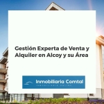 Asesor inmobiliario experto en Alcoy explicando procesos de venta y alquiler a un cliente satisfecho, destacando profesionalidad