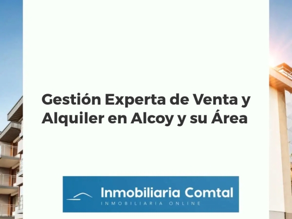 Asesor inmobiliario experto en Alcoy explicando procesos de venta y alquiler a un cliente satisfecho, destacando profesionalidad