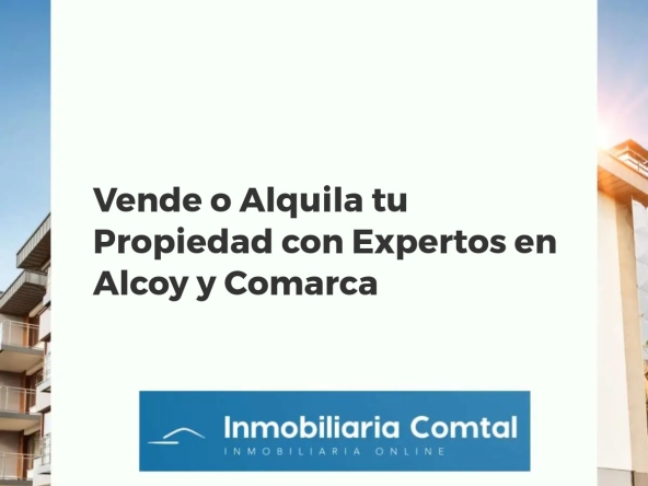 Panorama urbano de Alcoy con letrero inmobiliario y un experto sonriendo, simbolizando venta y alquiler exitosos