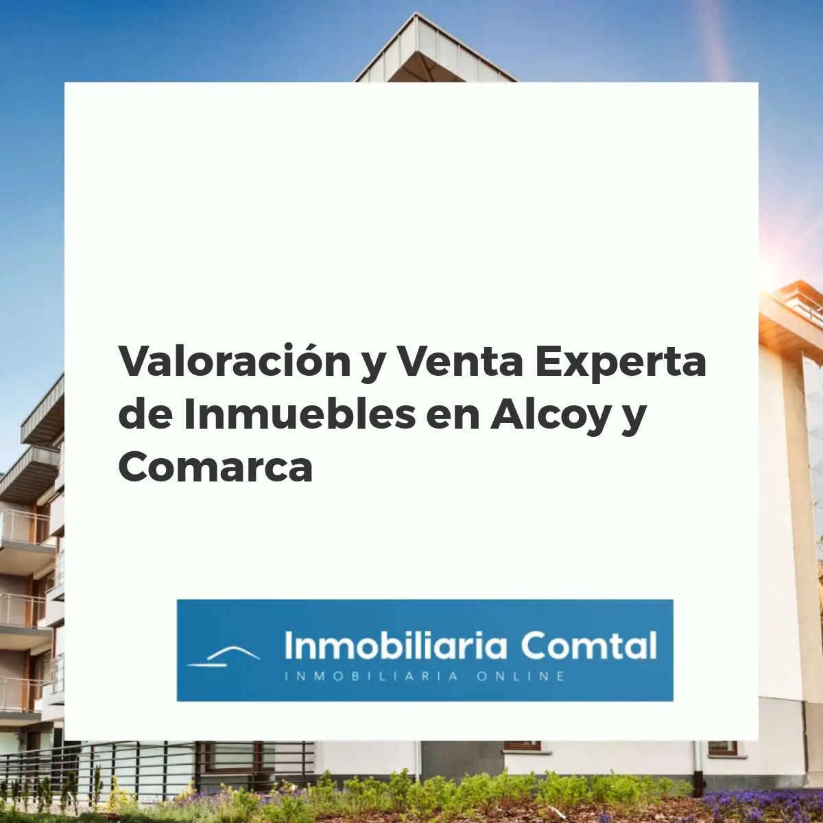 Agente inmobiliario asesorando sobre la venta de propiedades en Alcoy, con mapa de la comarca