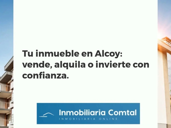Agente inmobiliario asesorando a un cliente en Alcoy, con vistas a la ciudad y sus propiedades