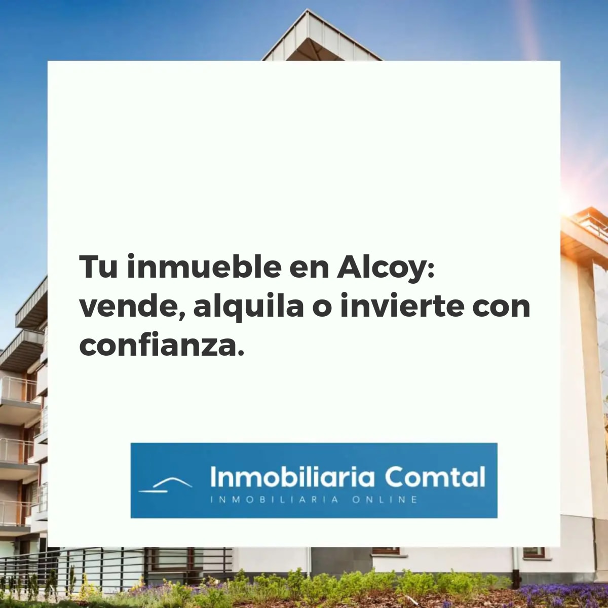 Agente inmobiliario asesorando a un cliente en Alcoy, con vistas a la ciudad y sus propiedades