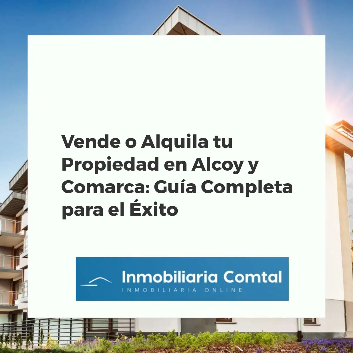 Agente inmobiliario experto asesorando a clientes sobre la venta o alquiler de sus propiedades en Alcoy y comarca.