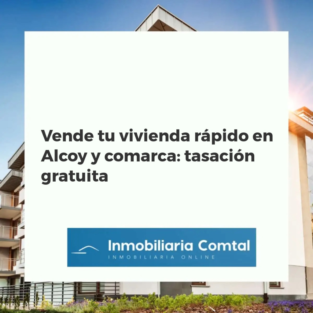 Agente inmobiliario explicando tasación de vivienda a pareja en Alcoy y comarca, con fondo de ciudad.