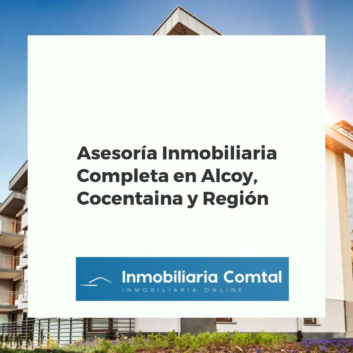 Agente inmobiliario asesorando a un cliente con un mapa de Alcoy y Cocentaina, mostrando profesionalidad y confianza.