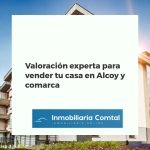 Agente inmobiliario evaluando una propiedad en Alcoy, destacando la experiencia y el conocimiento local para una venta exitosa