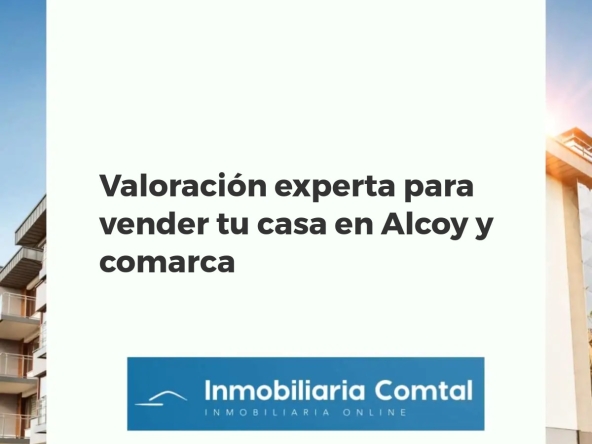 Agente inmobiliario evaluando una propiedad en Alcoy, destacando la experiencia y el conocimiento local para una venta exitosa