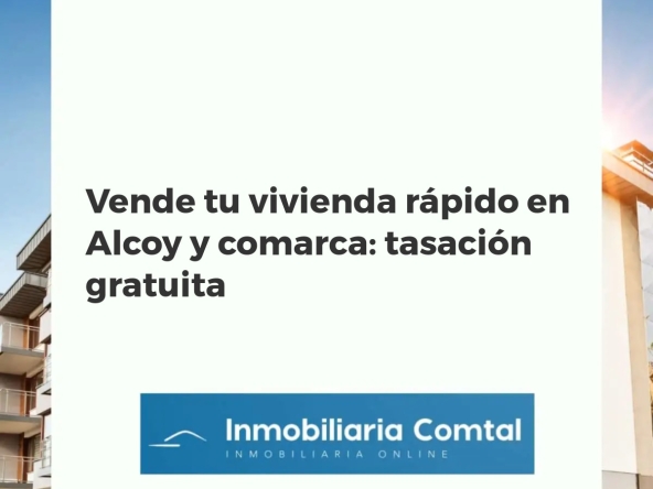 Agente inmobiliario explicando tasación de vivienda a pareja en Alcoy y comarca, con fondo de ciudad.